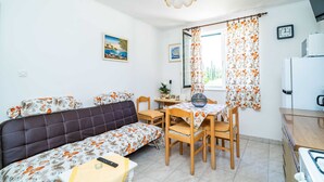 Căn hộ (Three Bedroom Apartment) | Phòng khách | TV 