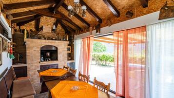 Appartement (Three Bedroom Apartment) | Repas dans la chambre