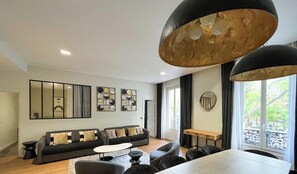 Interior - Urban Flat 119 - Spacious 5 Bedroom Flat in Paris (Paris)