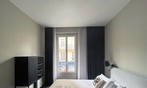 Room - Urban Flat 119 - Spacious 5 Bedroom Flat in Paris (Paris)