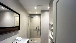 Bathroom - Urban Flat 119 - Spacious 5 Bedroom Flat in Paris (Paris)