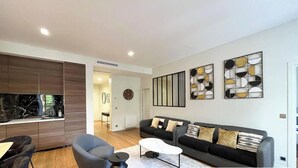 Living area - Urban Flat 119 - Spacious 5 Bedroom Flat in Paris (Paris)
