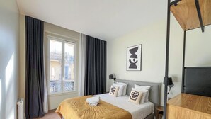 Room - Urban Flat 119 - Spacious 5 Bedroom Flat in Paris (Paris)