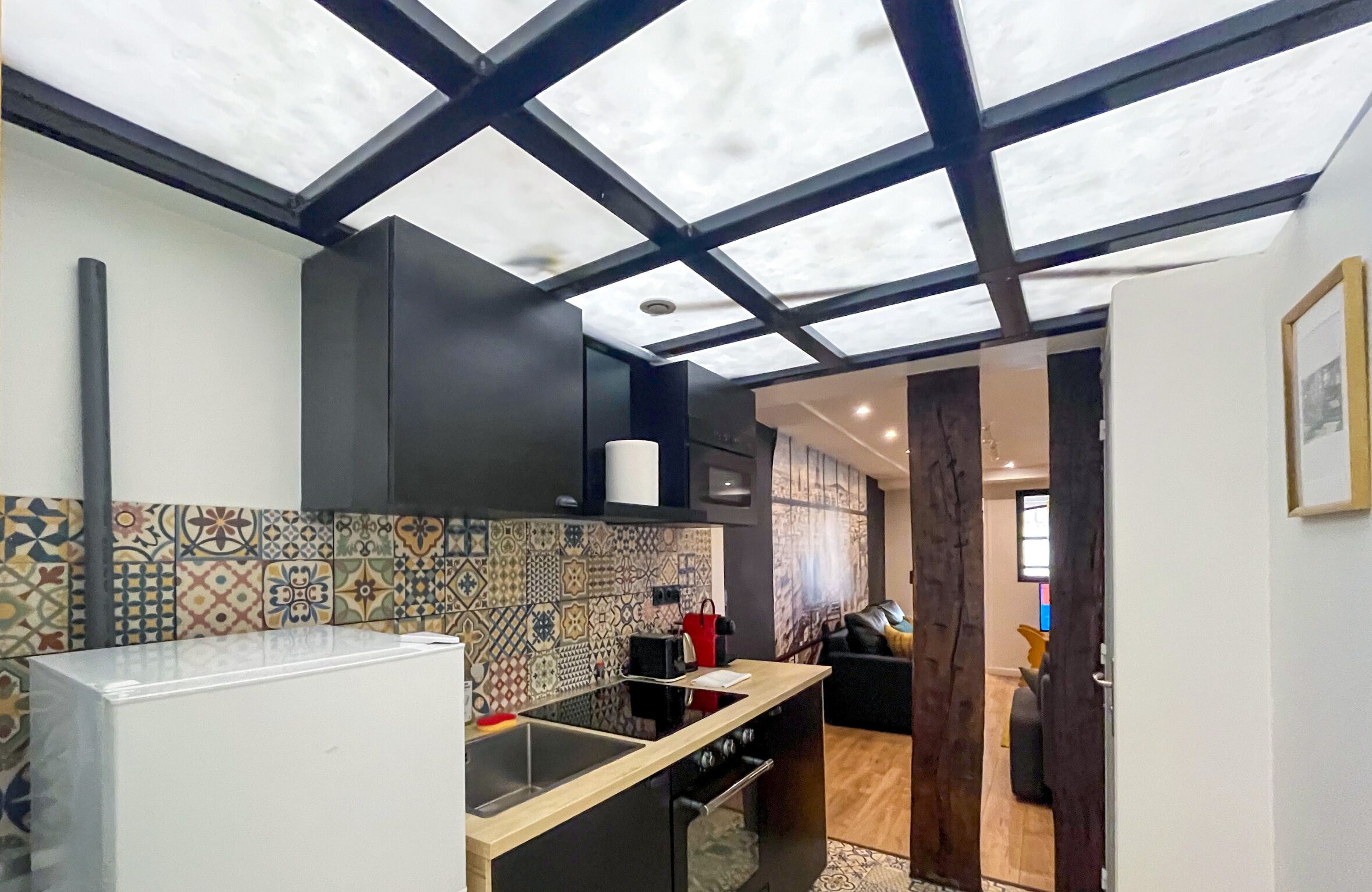 Een koelkast, een microgolfoven, een oven