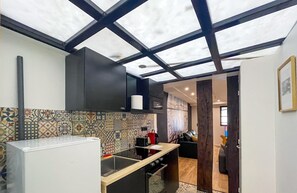 Kühlschrank, Mikrowelle, Ofen, Wasserkocher mit Kaffee-/Teezubehör