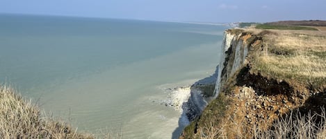 In Strandnähe, Liegestühle, Strandtücher