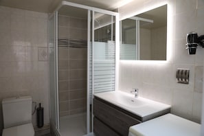 Douche, sĂšche-cheveux, serviettes fournies, savon