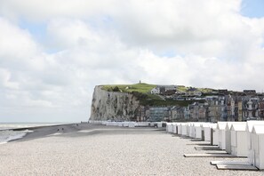 Plage à proximité, chaise longue, serviettes de plage