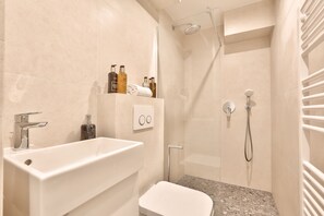 Un baño moderno con bañera, inodoro y ducha.
