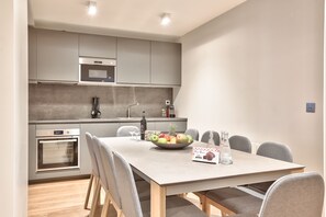 Kühlschrank, Mikrowelle, Ofen, Geschirrspüler