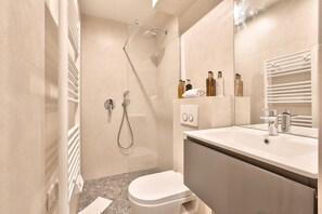 Douche, séchoir à cheveux, serviettes fournies