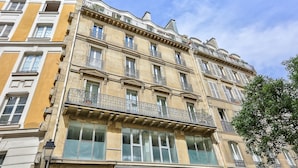 Un edificio a più piani con balconi e ampie finestre.