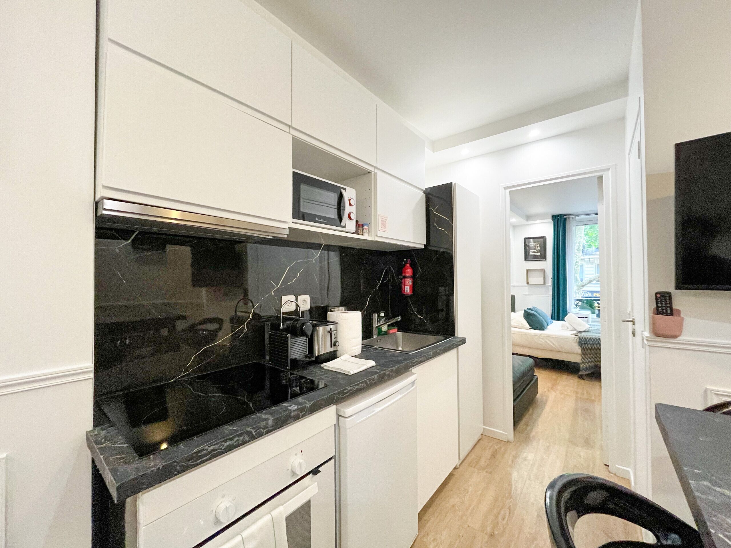 Kühlschrank, Mikrowelle, Ofen, Wasserkocher mit Kaffee-/Teezubehör