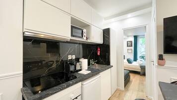 Kühlschrank, Mikrowelle, Ofen, Wasserkocher mit Kaffee-/Teezubehör