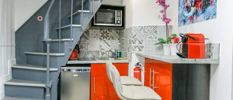 ثلاجة، ميكروويف، فرن، ماكينة لصنع القهوة/الشاي