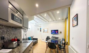 Frigorifero, microonde, forno, macchina per tè/caffè