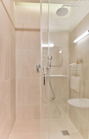 Dusche, Haartrockner, Handtücher