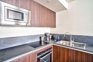 Refrigerador, microondas, horno y lavavajillas 