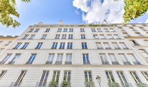 Un edifici de diverses plantes amb façana simètrica, finestres grans i balcons.