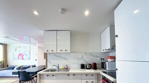 Réfrigérateur, four à micro-ondes, un four, cafetière-théière