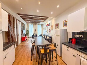 Kühlschrank, Mikrowelle, Ofen, Wasserkocher mit Kaffee-/Teezubehör