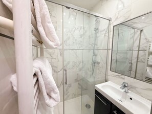 Dusche, Haartrockner, Handtücher