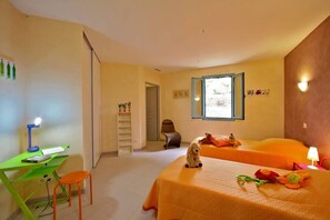 4 habitaciones, escritorio, tabla de planchar con plancha y wifi gratis