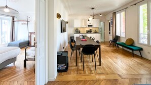 Een modern interieur met een eethoek, keuken en zithoek.