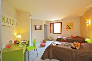 3 chambres, bureau, fer et planche à repasser, lit parapluie