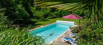 Superb air-conditioned villa with private heated pool 900m from the town center