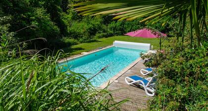 Superb air-conditioned villa with private heated pool 900m from the town center