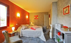 3 Schlafzimmer, Schreibtisch, Bügeleisen/Bügelbrett, Reisekinderbett