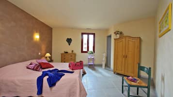 3 bedrooms, desk, iron/ironing board, travel crib