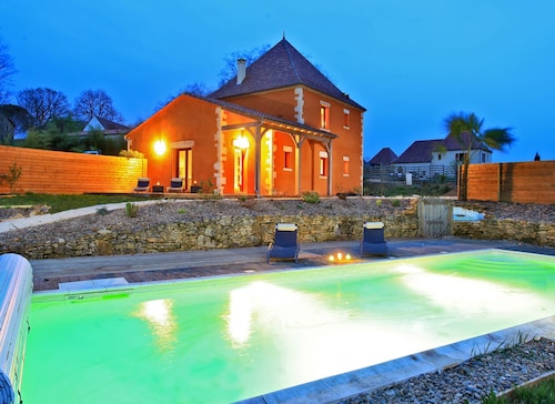 Superb air-conditioned villa with private heated pool 900m from the town center