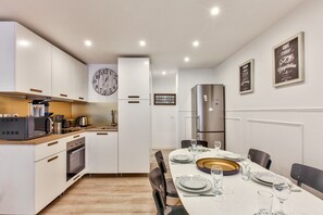 ثلاجة، ميكروويف، فرن، ماكينة لصنع القهوة/الشاي