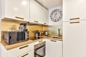 ثلاجة، ميكروويف، فرن، ماكينة لصنع القهوة/الشاي