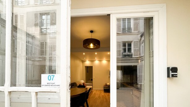 Ein modernes Interieur mit Essbereich, Küche und Blick auf die Straße.