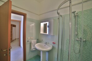 Shower, bidet, towels - Residence Cala Verde - Two-room apartment 4 places (Marina di Mancaversa)