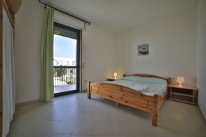 1 bedroom, travel cot, free WiFi, bed sheets