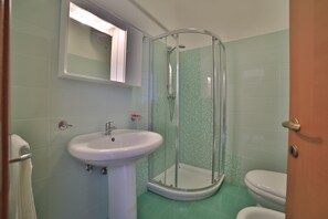 Douche, bidet, serviettes fournies
