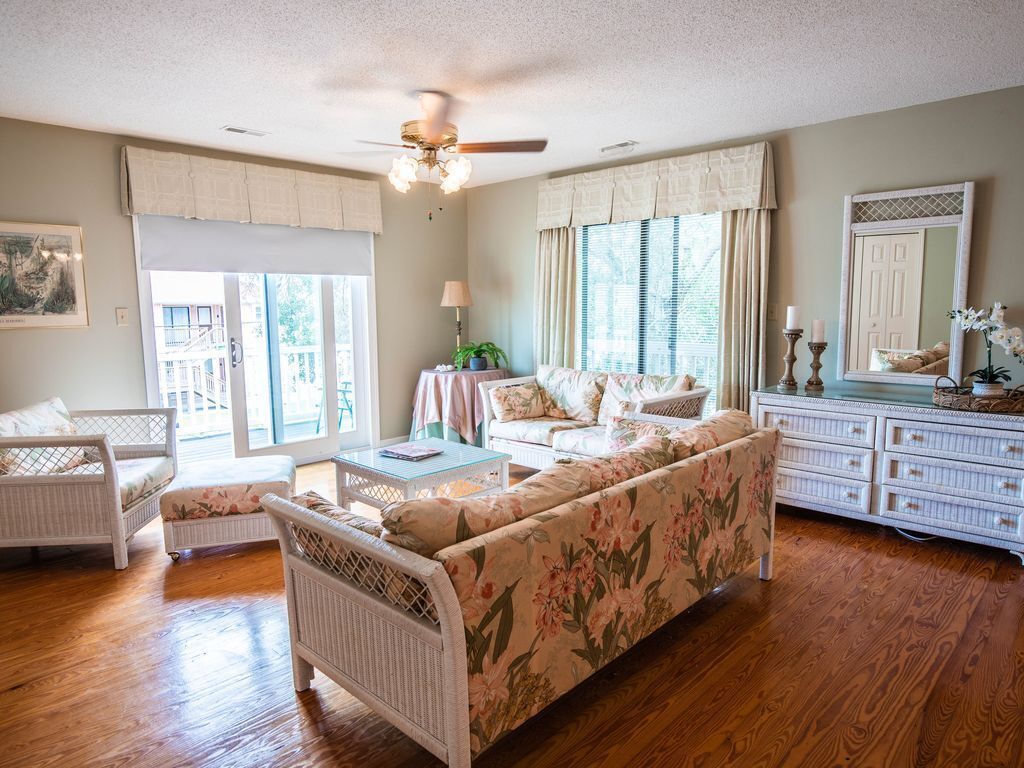 Fernseher, Kamin, DVD-Player