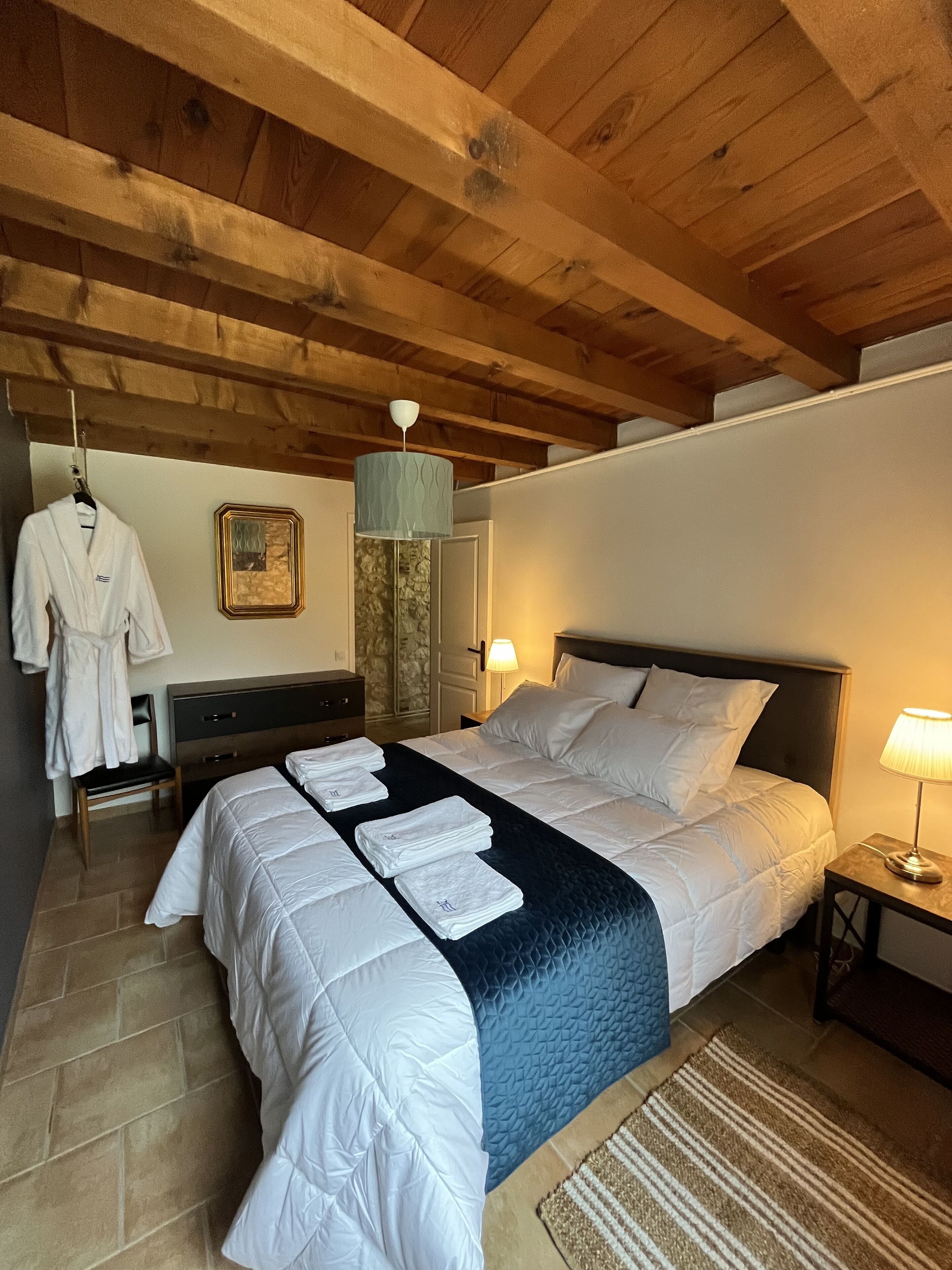 3 slaapkamers, een strijkplank/strijkijzer, gratis wifi, beddengoed