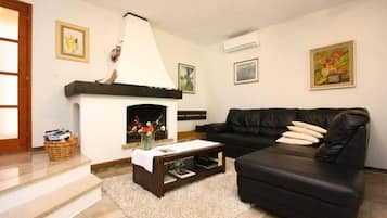 Villa | Oppholdsrom | En 30-tommers TV med digitale kanaler samt peis