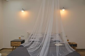 4 bedrooms, iron/ironing board, WiFi, bed sheets