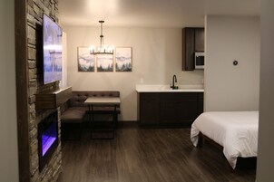 华丽双人房 | 起居区 | 49-英寸智能电视 （配备卫星频道）、电视