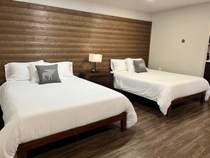 Deluxe Double Room | Laptop workspace, soundproofing, free WiFi, bed sheets - Spruce Lodge (Seward)