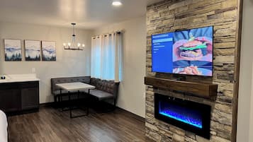 Deluxe Double Room | Laptop workspace, soundproofing, free WiFi, bed sheets