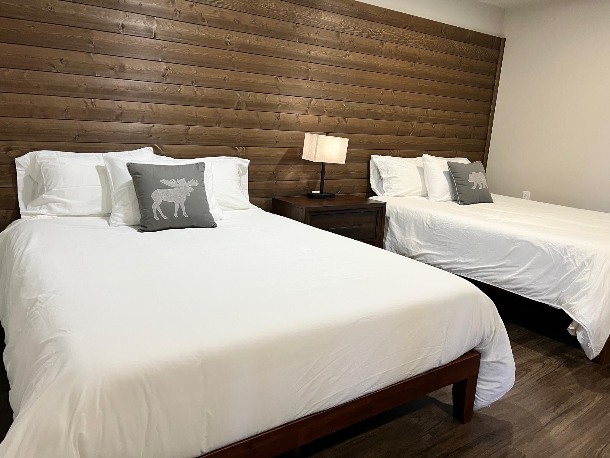 Dobbeltrom – deluxe | Skrivebord for bærbar PC, lydisolert, wi-fi (inkludert) og sengetøy