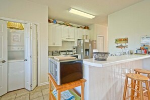 Fridge, microwave, oven, stovetop - Heron-Hide-Away / 2534 Marsh Hen Drive (Oak Island)
