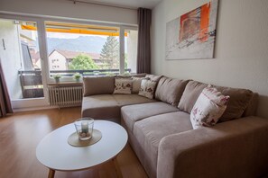 TV, music library - Modern 3-room apartment Alpenzauber with panoramic mountain views (Garmisch-Partenkirchen)